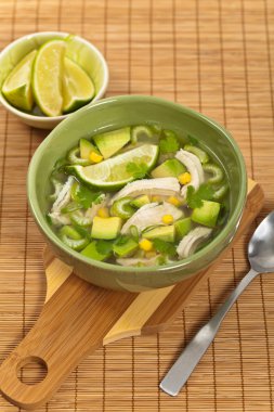 Tavuk avokado limon çorbası