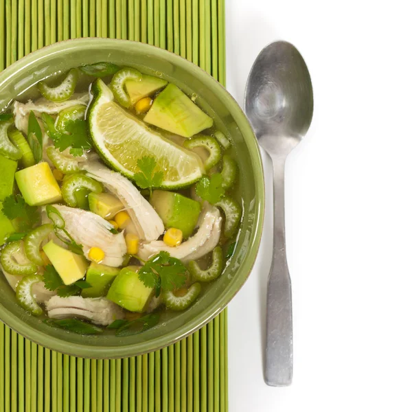 Курячий суп з авокадо вапно — стокове фото