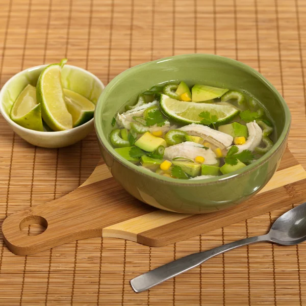 Huhn-Avocado-Limettensuppe — Stockfoto