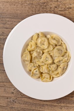 Tortellini fesleğen krema sos ile