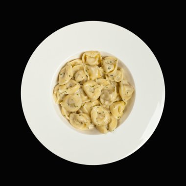 Tortellini fesleğen krema sos ile