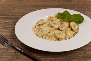Tortellini fesleğen krema sos ile