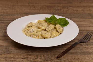Tortellini fesleğen krema sos ile