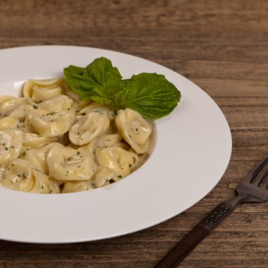Tortellini fesleğen krema sos ile