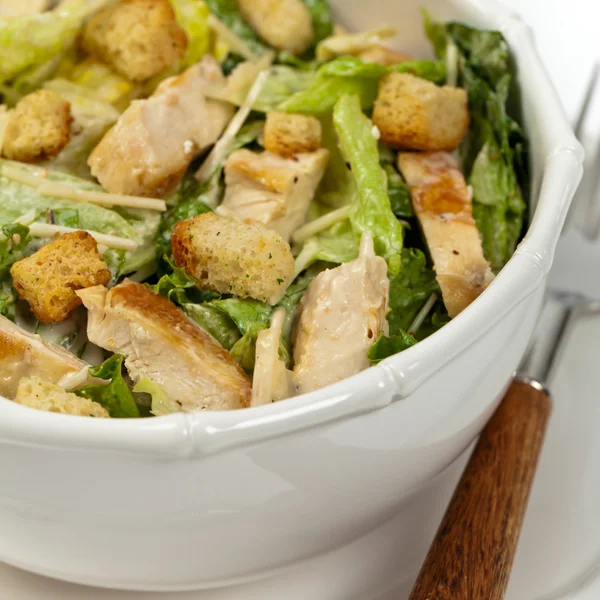 Куриный салат Цезарь — стоковое фото