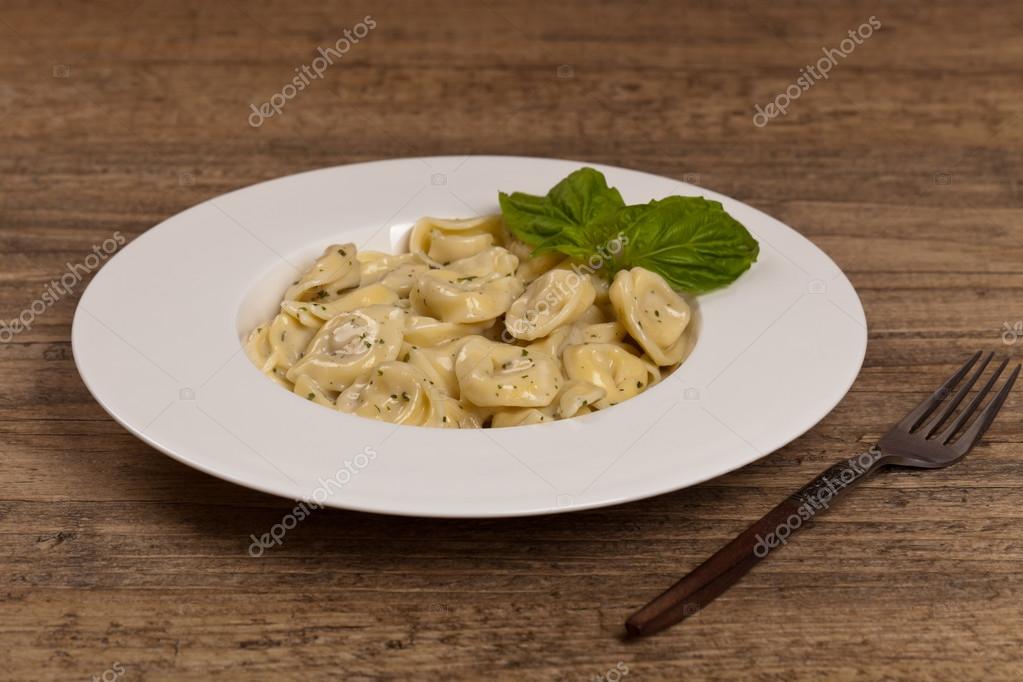 tortellini met witte saus tortellini met witte saus