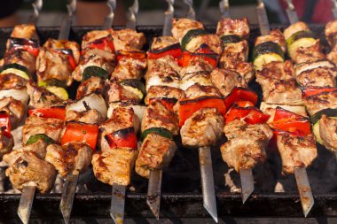 Sıcak kebap şişleri