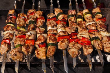 Sıcak kebap şişleri