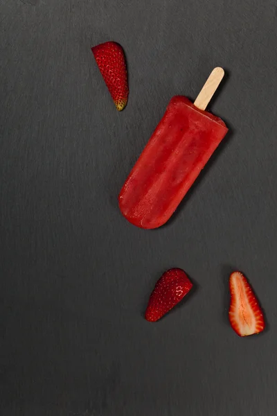 Dondurulmuş çilek meyve barlar Popsicles — Stok fotoğraf