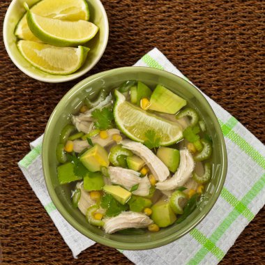 Avokado tavuk çorbası