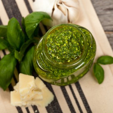 Ev yapımı fesleğen pesto