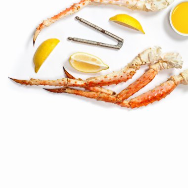 Kar Yengeç bacakları taze limon dilimleri ile