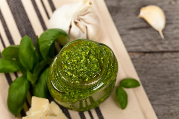 Zelfgemaakte basilicum pesto — Stockfoto