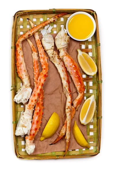 Gambe di granchio con fette di limone fresche — Foto Stock