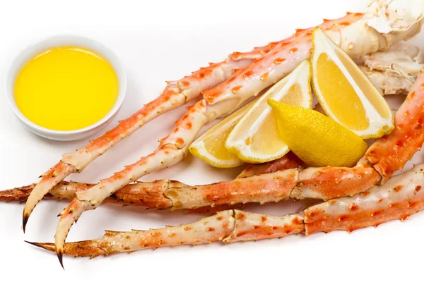 Jambes de crabe des neiges avec tranches de citron frais — Photo