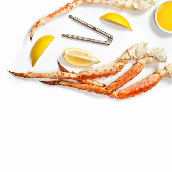 Jambes de crabe des neiges avec tranches de citron frais — Photo