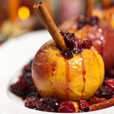 Ev yapımı pişmiş elma