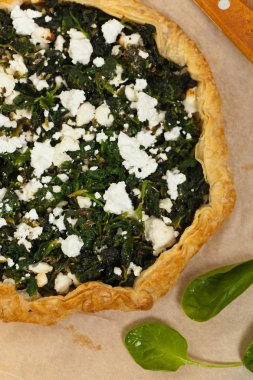 Beyaz peynir ile ıspanak pasta