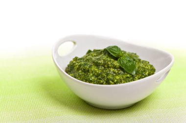 Ev yapımı fesleğen pesto