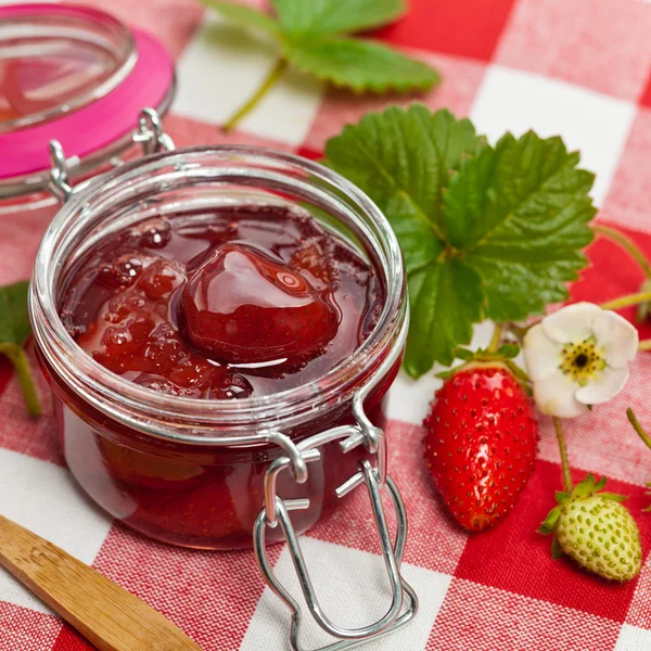 Zelfgemaakte aardbeienjam — Stockfoto