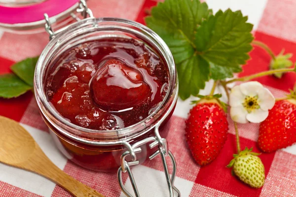 Zelfgemaakte aardbeienjam — Stockfoto