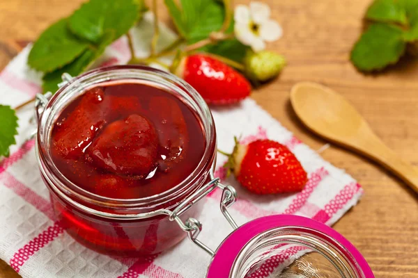 Hausgemachte Erdbeermarmelade — Stockfoto