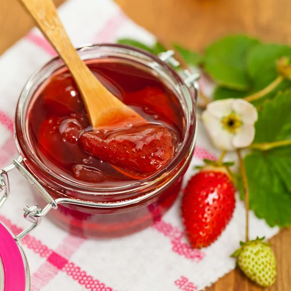 Zelfgemaakte aardbeienjam — Stockfoto