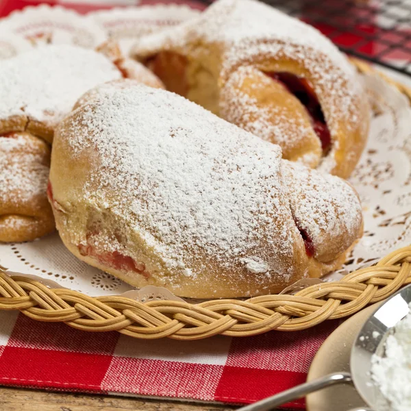 Cruasanes de repostería rellenos de mermelada de cereza —  Fotos de Stock