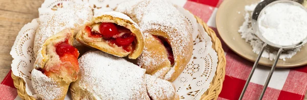 Gebak croissants gevuld met cherry jam — Stockfoto