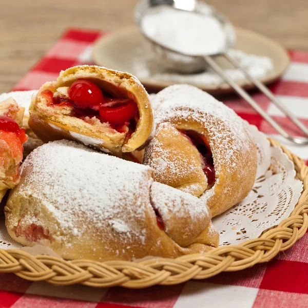 Bakelse croissanter fyllda med cherry jam — Stockfoto