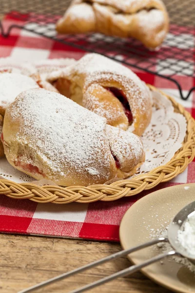 Croissanty s třešňovou marmeládou — Stock fotografie