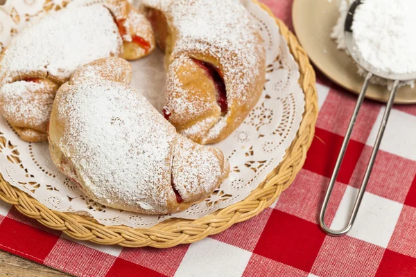 Croissanty s třešňovou marmeládou — Stock fotografie