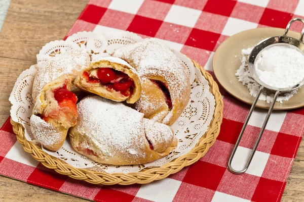 Croissanty s třešňovou marmeládou — Stock fotografie