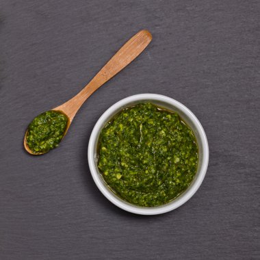 taze fesleğen pesto