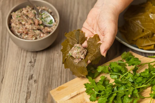 Hojas de uva rellenas crudas —  Fotos de Stock