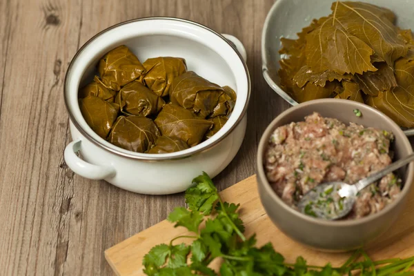 Hojas de uva rellenas crudas — Foto de Stock