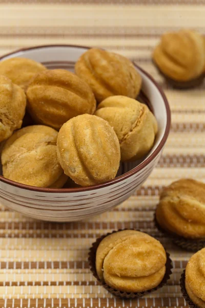 Ořech tvaru cookies s karamelem a vlašskými ořechy — Stock fotografie