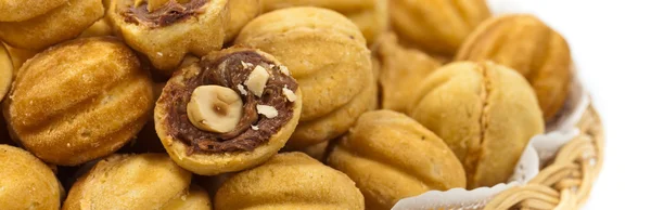 Ořech tvaru cookies s karamelem a vlašskými ořechy — Stock fotografie