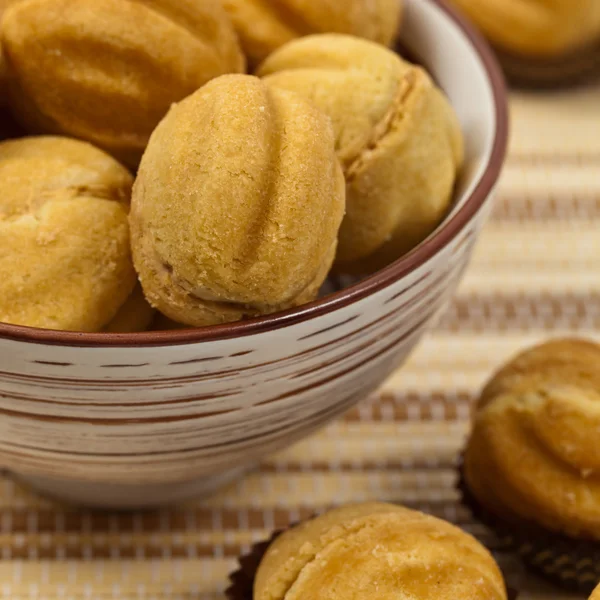 Ořech tvaru cookies s karamelem a vlašskými ořechy — Stock fotografie