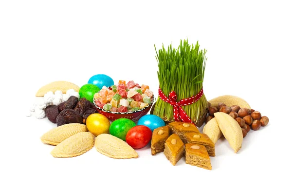 Цветные яйца, пшеничные источники и конфеты — стоковое фото
