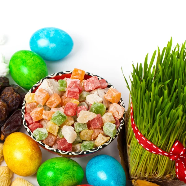 A színes tojásokat, búza springs és candy Stock Kép