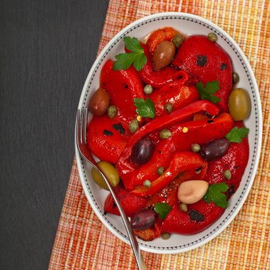 Közlenmiş biber salatası