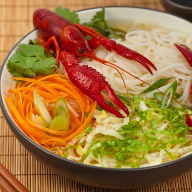 Pirinç Noodle Crawfis ile