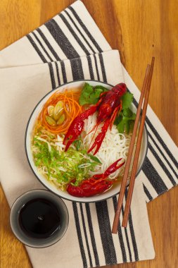 Pirinç Noodle Crawfis ile