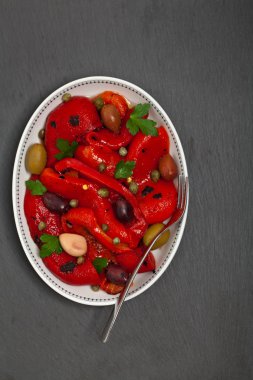 Közlenmiş biber salatası