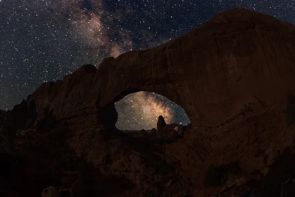 Milky Way μέσω μίας καμάρας — Φωτογραφία Αρχείου