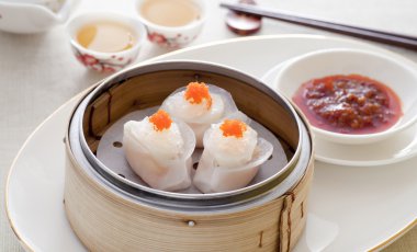 Çin Dim Sum çay ve yemek çubukları chili sos ile