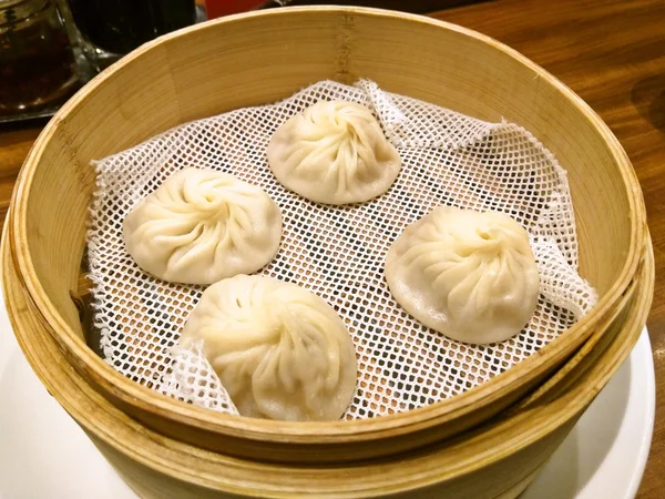 Dumpling chino en vapor de bambú, cocina china —  Fotos de Stock