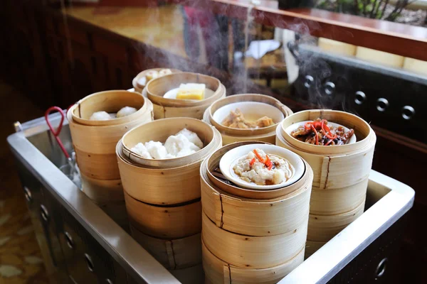Çin Dim Sum bir arabası üzerinde