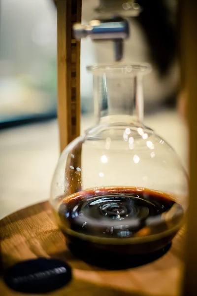 Kahve bir cam kavanoza damlama — Stok fotoğraf